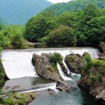 ピョウタンの滝全景　右側の岩の上に見えるのが展望台