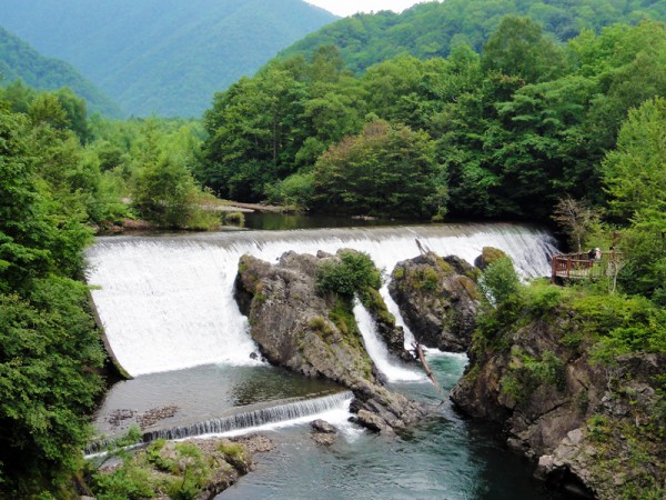 ピョウタンの滝全景　右側の岩の上に見えるのが展望台