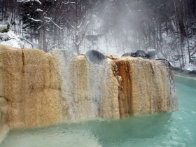 幌加温泉鹿ノ谷露天風呂の石灰華